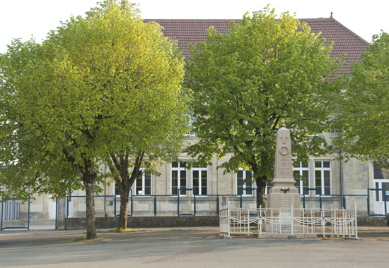 L'école et le monument aux morts