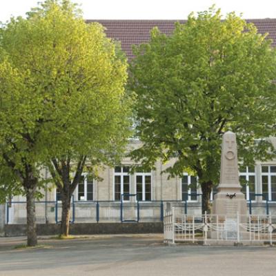 L'école et le monument aux morts